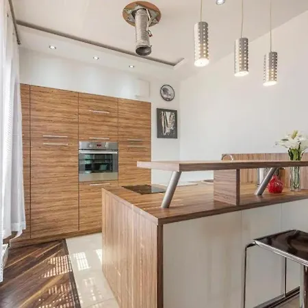 Urban Nest Group - Szafarnia 5 *